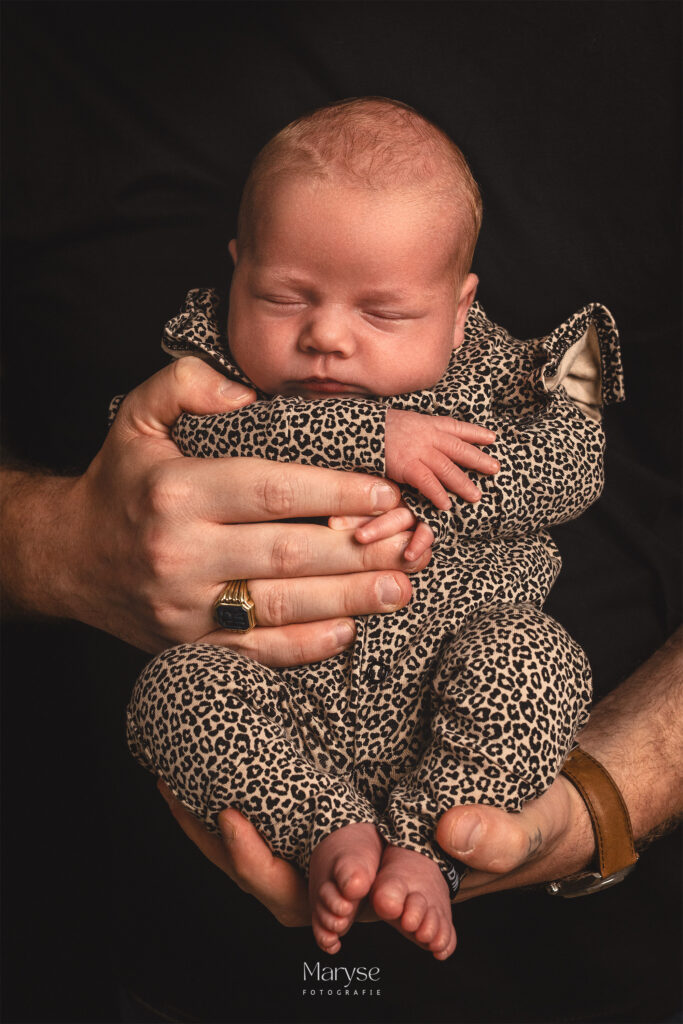 baby tijdens newborn fotoshoot in studio Waverveen bij Maryse Fotografie